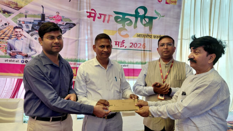 हरिद्वार में आयोजित पंजाब नेशनल बैंक के Mega Agriculture Outreach Program में किसानों को कृषि ऋण योजनाओं की जानकारी देते बैंक अधिकारी।