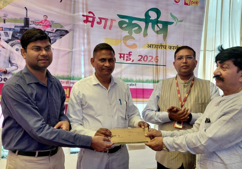 हरिद्वार में आयोजित पंजाब नेशनल बैंक के Mega Agriculture Outreach Program में किसानों को कृषि ऋण योजनाओं की जानकारी देते बैंक अधिकारी।