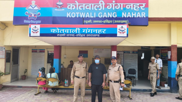 गंगनहर पुलिस द्वारा ऑपरेशन प्रहार के तहत फायरिंग मामले के फरार आरोपी को गिरफ्तार करते पुलिसकर्मी।