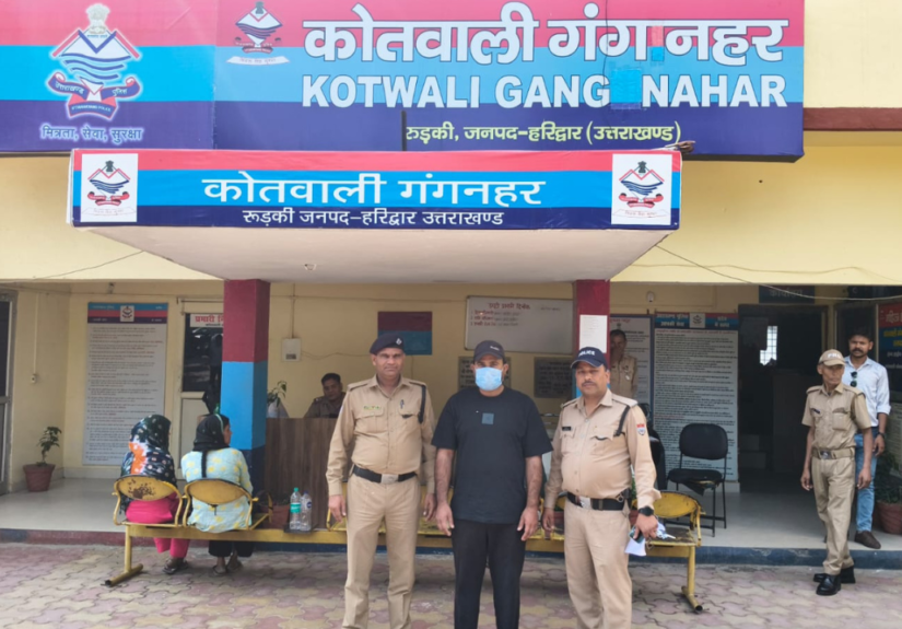 गंगनहर पुलिस द्वारा ऑपरेशन प्रहार के तहत फायरिंग मामले के फरार आरोपी को गिरफ्तार करते पुलिसकर्मी।