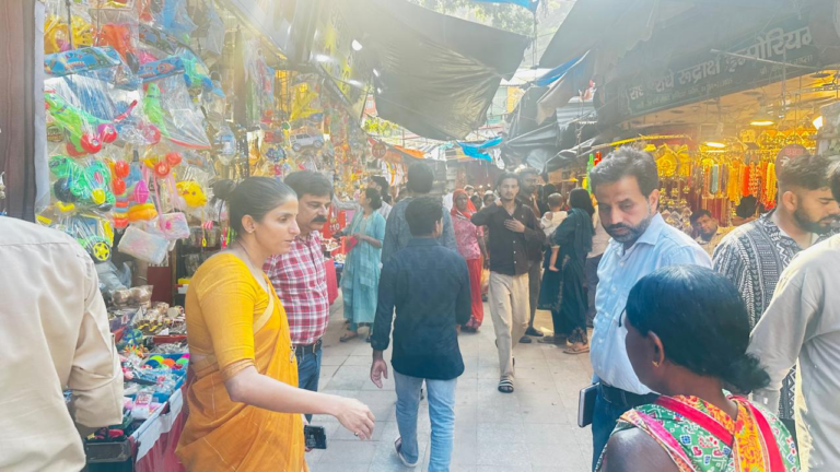 कुंभ मेला 2027 की तैयारियों के तहत मनसा देवी मार्ग और हरकीपैड़ी क्षेत्र का निरीक्षण करती मेलाधिकारी सोनिका।