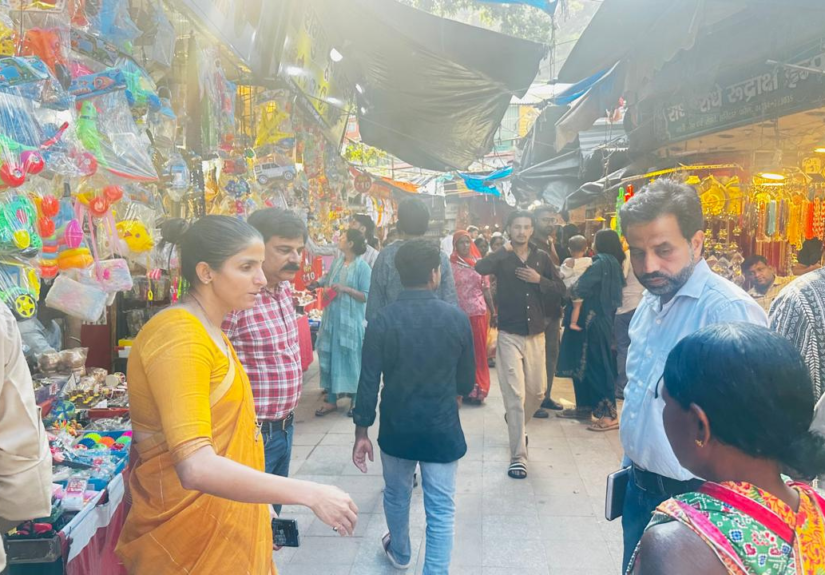 कुंभ मेला 2027 की तैयारियों के तहत मनसा देवी मार्ग और हरकीपैड़ी क्षेत्र का निरीक्षण करती मेलाधिकारी सोनिका।
