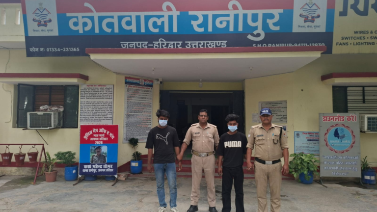 शिवालिक नगर में शांति भंग करने वाले आरोपियों को हिरासत में लेती रानीपुर पुलिस।