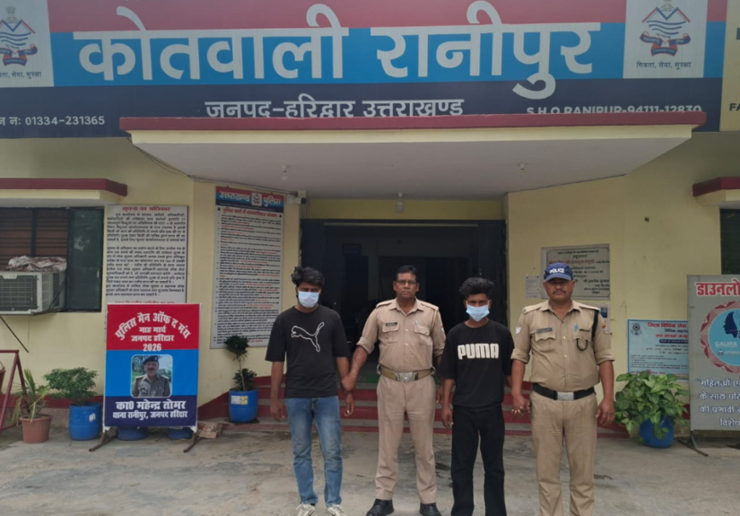 शिवालिक नगर में शांति भंग करने वाले आरोपियों को हिरासत में लेती रानीपुर पुलिस।
