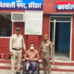 PNB बैंक धोखाधड़ी मामले में फरार आरोपी को गिरफ्तार करती हरिद्वार पुलिस।