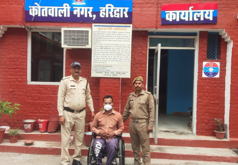 PNB बैंक धोखाधड़ी मामले में फरार आरोपी को गिरफ्तार करती हरिद्वार पुलिस।