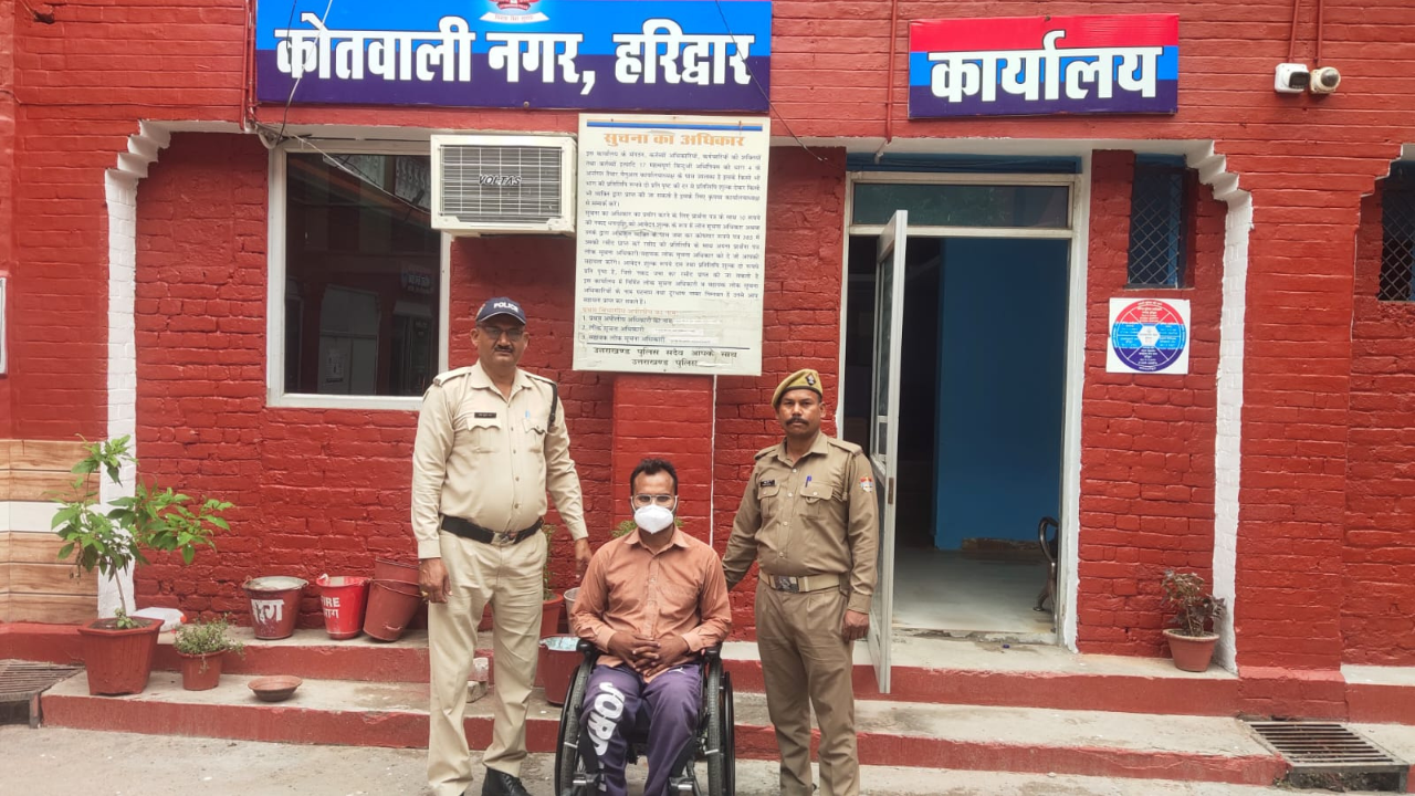 PNB बैंक धोखाधड़ी मामले में फरार आरोपी को गिरफ्तार करती हरिद्वार पुलिस।