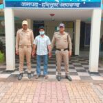 झबरेड़ा पुलिस द्वारा शांति व्यवस्था भंग करने वाले युवक को हिरासत में लेते पुलिस कर्मी।