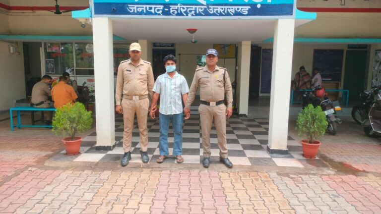 झबरेड़ा पुलिस द्वारा शांति व्यवस्था भंग करने वाले युवक को हिरासत में लेते पुलिस कर्मी।