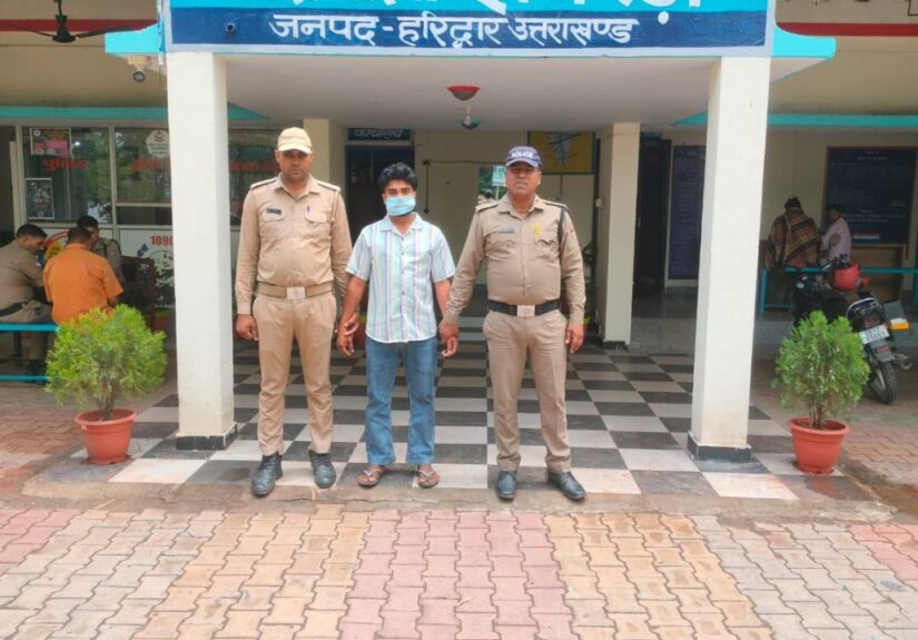 झबरेड़ा पुलिस द्वारा शांति व्यवस्था भंग करने वाले युवक को हिरासत में लेते पुलिस कर्मी।