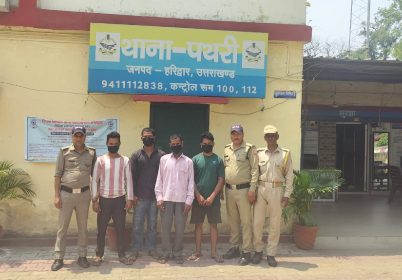 बहादरपुर जट गांव में विवाद के बाद कार्रवाई करती थाना पथरी पुलिस।