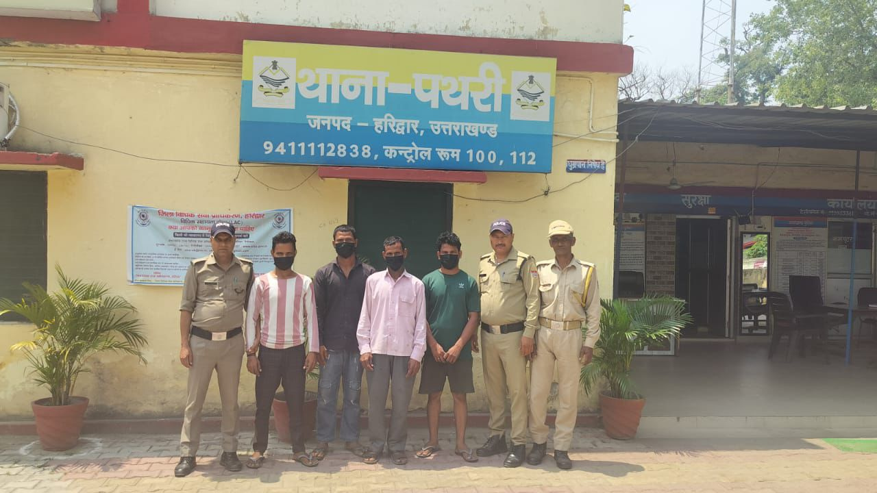 बहादरपुर जट गांव में विवाद के बाद कार्रवाई करती थाना पथरी पुलिस।