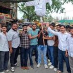 ऋषिकेश में चंपावत दुष्कर्म मामले को लेकर भाजपा सरकार के खिलाफ प्रदर्शन करते कांग्रेस और युवा कांग्रेस कार्यकर्ता।