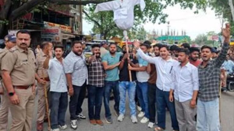 ऋषिकेश में चंपावत दुष्कर्म मामले को लेकर भाजपा सरकार के खिलाफ प्रदर्शन करते कांग्रेस और युवा कांग्रेस कार्यकर्ता।