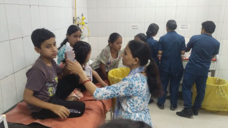ऋषिकेश अस्पताल में उपचार के दौरान भर्ती चार मासूम बच्चे।