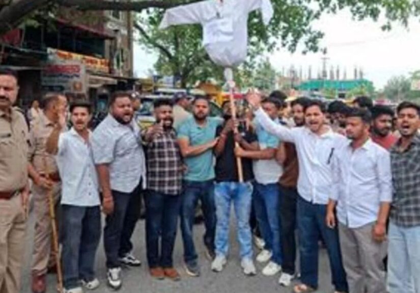 ऋषिकेश में चंपावत दुष्कर्म मामले को लेकर भाजपा सरकार के खिलाफ प्रदर्शन करते कांग्रेस और युवा कांग्रेस कार्यकर्ता।