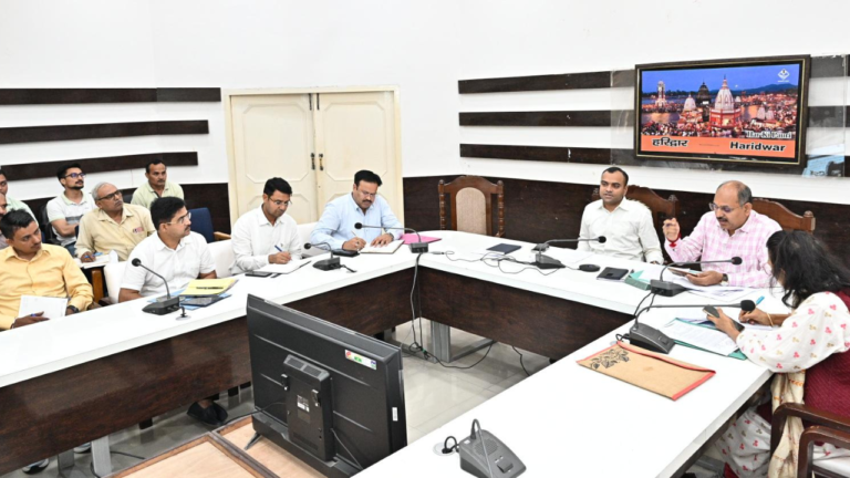 हरिद्वार में स्वच्छता और कचरा निस्तारण को लेकर अधिकारियों की बैठक करते जिलाधिकारी मयूर दीक्षित।