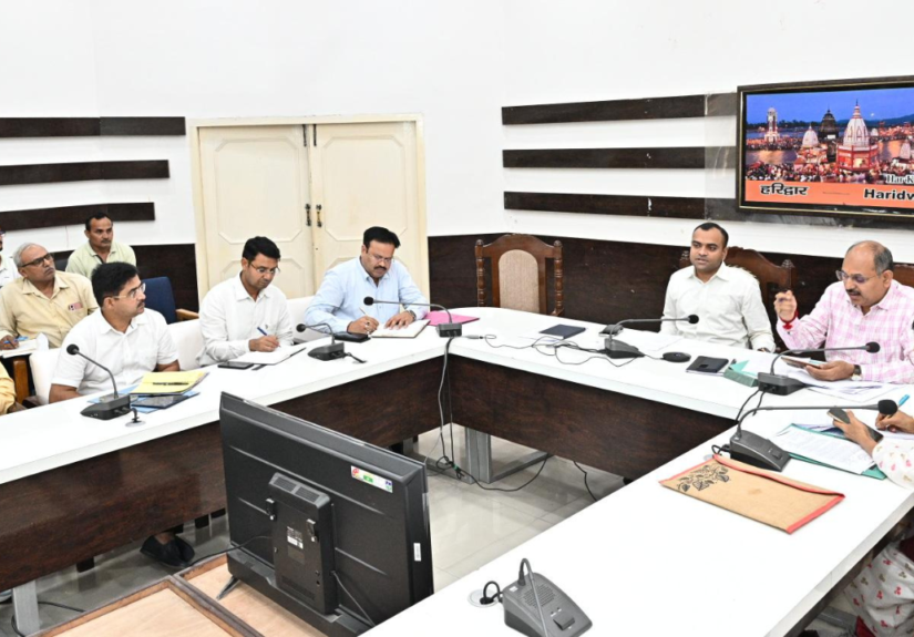 हरिद्वार में स्वच्छता और कचरा निस्तारण को लेकर अधिकारियों की बैठक करते जिलाधिकारी मयूर दीक्षित।