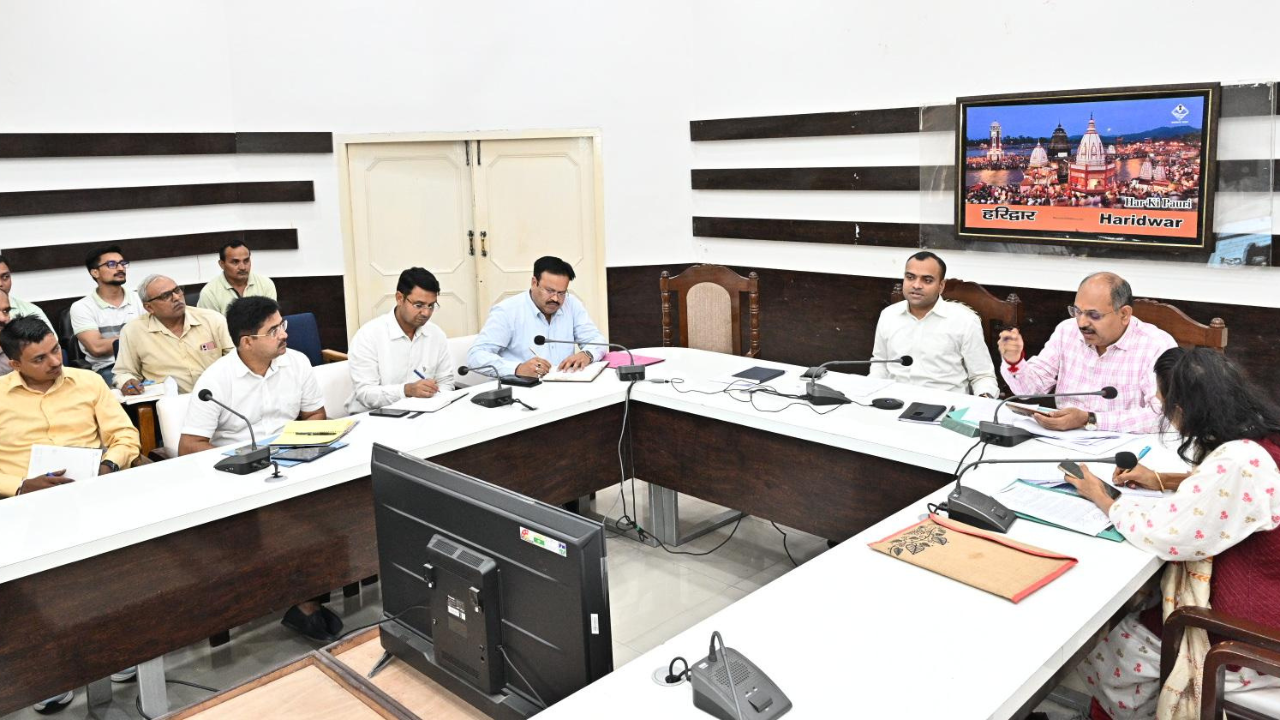 हरिद्वार में स्वच्छता और कचरा निस्तारण को लेकर अधिकारियों की बैठक करते जिलाधिकारी मयूर दीक्षित।