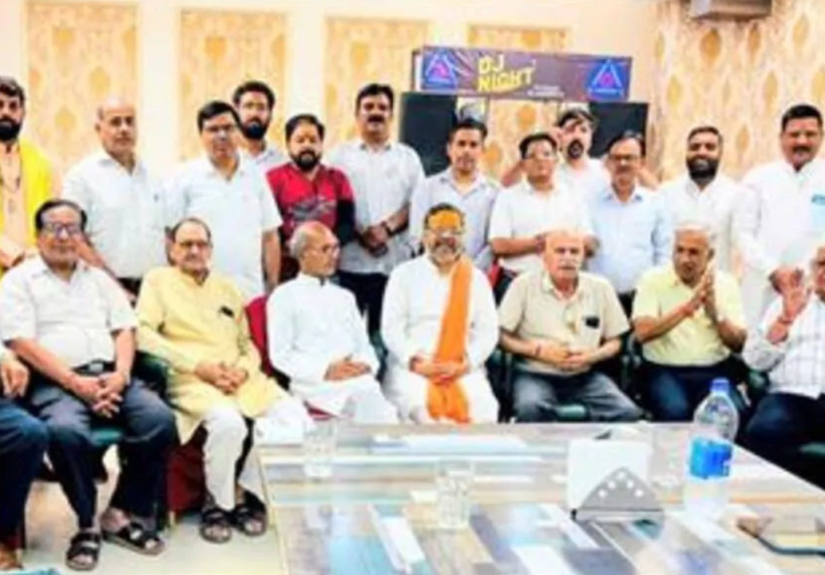 रुड़की में ब्राह्मण समाज के संयुक्त मंच गठन को लेकर आयोजित बैठक में मौजूद प्रतिनिधि।