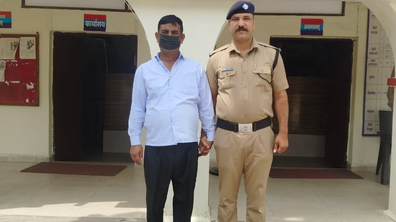 बीडी इंटर कॉलेज भूमि धोखाधड़ी मामले में गिरफ्तार आरोपी के संबंध में कार्रवाई करती भगवानपुर पुलिस